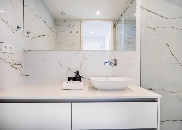 Aires Ornelas Gem, Escape With Private Parking Oporto