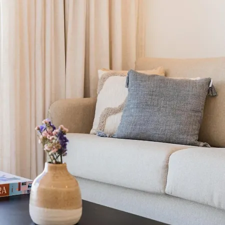 Aires Ornelas Gem, Escape With Private Parking Daire