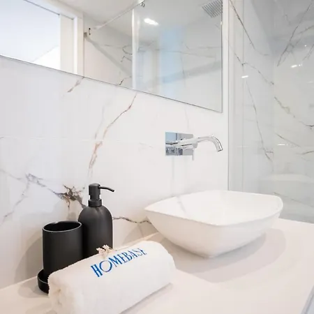 Aires Ornelas Gem, Escape With Private Parking Daire