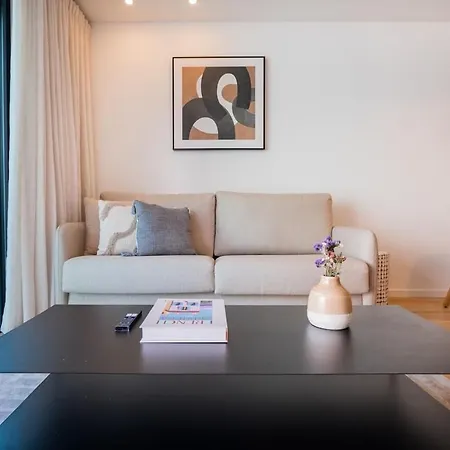 Aires Ornelas Gem, Escape With Private Parking Daire